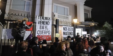Multitudinaria marcha en la casa de Aníbal Lotockitocki. Foto: Federico López Claro.