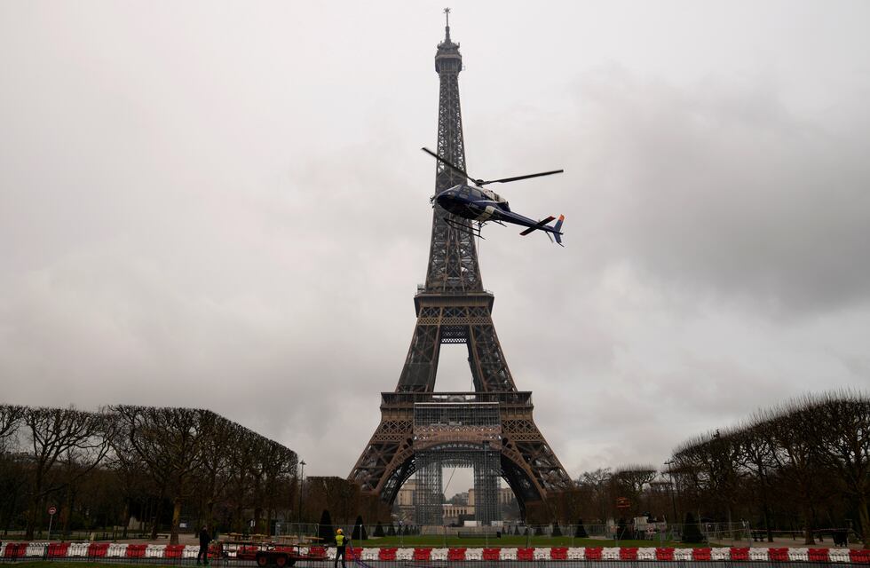 Evacuaron la Torre Eiffel en París tras una amenaza de bomba
