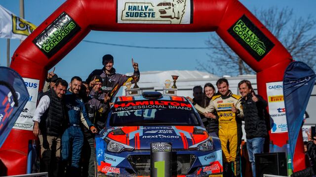 Junto a Zacarías García, su navegante, y equipo, en la llegada del Rally del Sudeste cordobés. "Les agradezco a todos mis auspiciantes, a mi navegante y a mi familia", dijo Baldo.