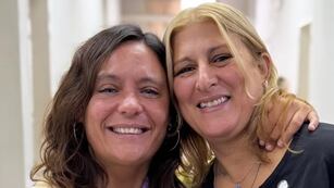 Valeria Soltermam junto a Paula Caligari, rafaelina que padece fibromialgia.