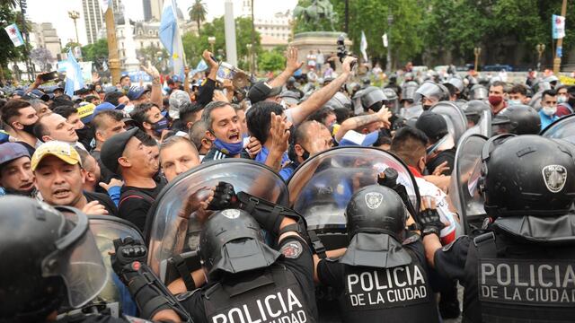 Multitudinaria despedida para el astro que tantas alegrías le dio al pueblo futbolero de todo el mundo.