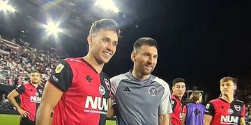 Augusto Schott de Arroyito jugó de titular el amistoso con Lionel Messi y se llevó su camiseta