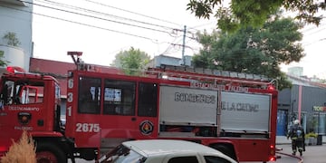 Los bomberos pronto pudieron controlar las llamas del incendio, que no llegó a propagarse por fuera de la habitación del hombre herido. Twitter @solotransito