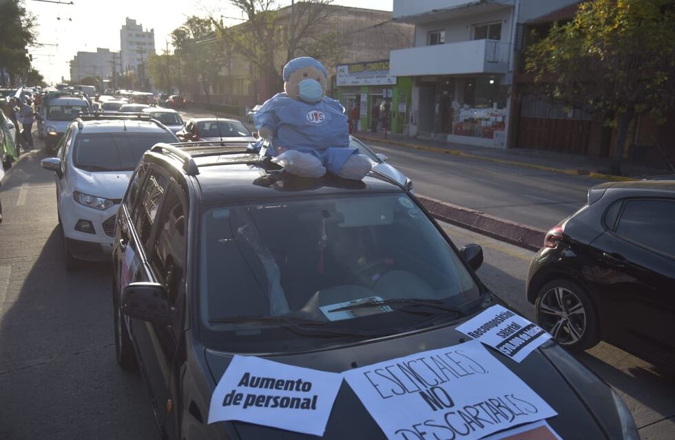 Reclamo de los trabajadores de la salud: caravana por las calles de Córdoba