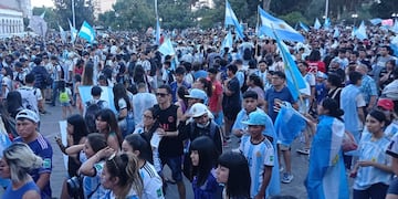 La multitud se congregó en la plaza Belgrano, en el centro de san salvador de Jujuy, para festejar el triunfo de la "scaloneta"