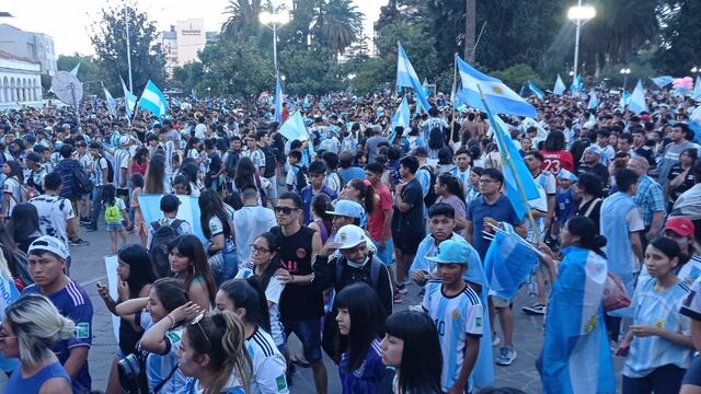 La multitud se congregó en la plaza Belgrano, en el centro de san salvador de Jujuy, para festejar el triunfo de la "scaloneta"
