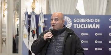 Manzur anunció un bono de $20.000 y la reapertura de paritarias