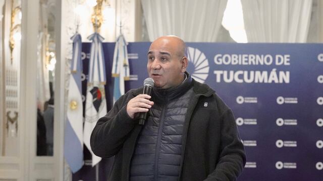 Manzur anunció un bono de $20.000 y la reapertura de paritarias