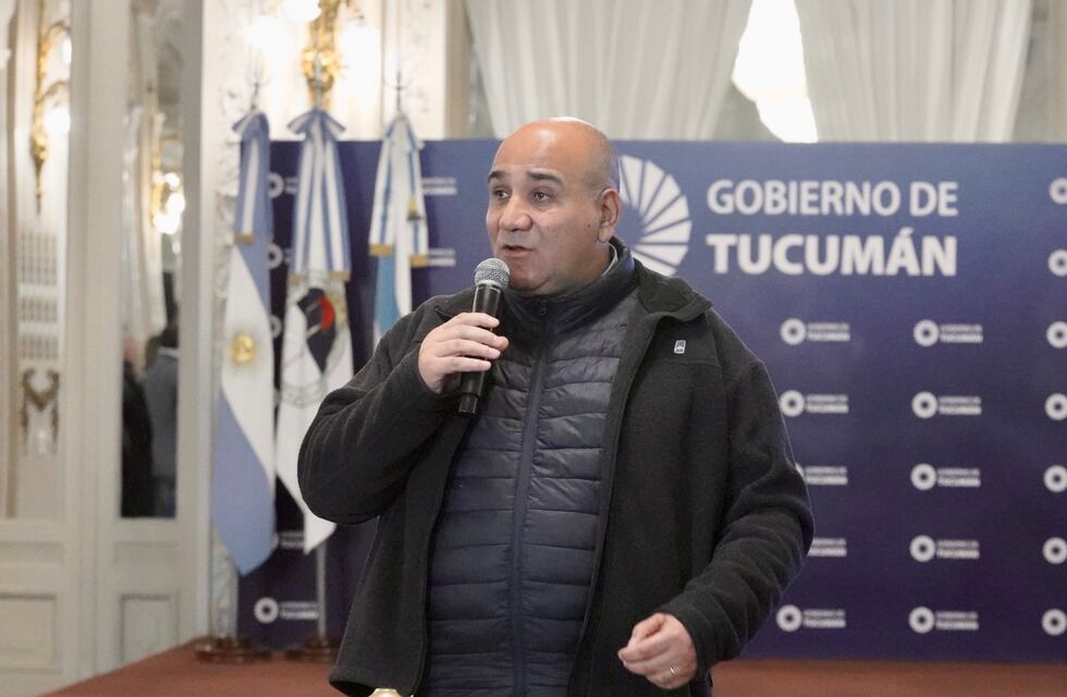 Manzur anunció un bono de $20.000 y la reapertura de paritarias