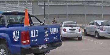 Los disparos en el establecimiento dañaron un Ford Ka y un Volkswagen Golf.