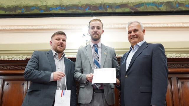 Reconocimiento al periodista rafaelino Brian Mayer