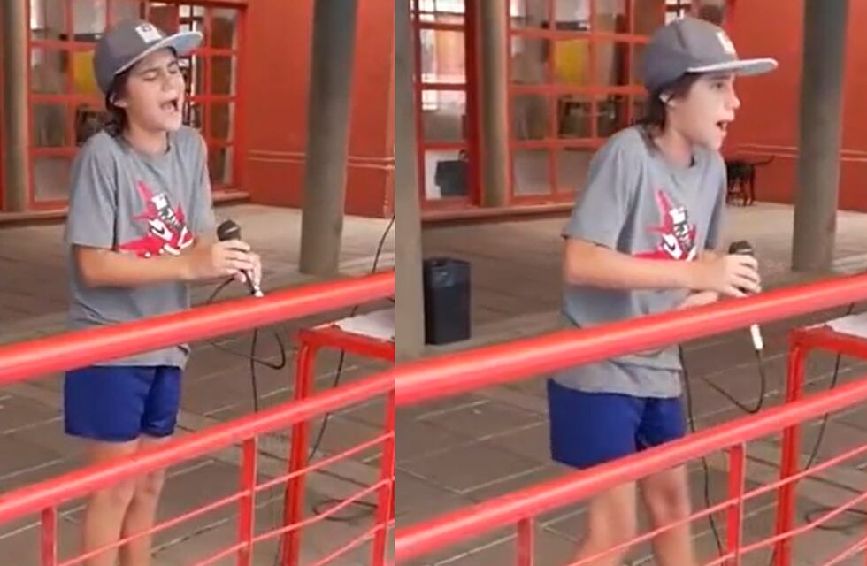 Un chico cantó durante una clase de natación y sorprendió a todos con su increíble voz en Rosario