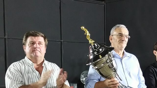 Fabián Zbrun, presidente de la Liga Rafaelina de Fútbol y el senador Alcides Calvo, con la Copa Departamento Castellanos
