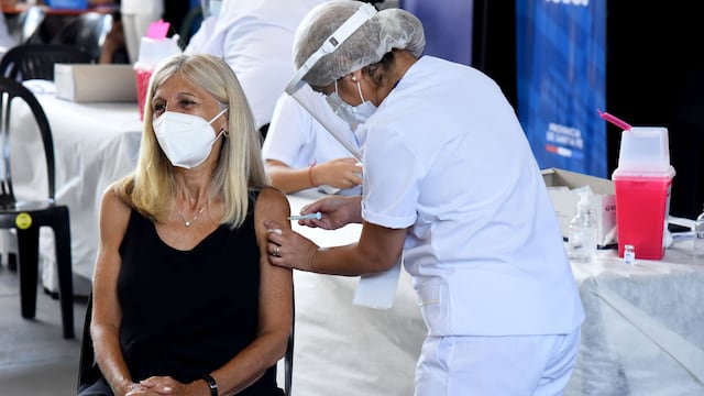 La directora del Hospital de Niños Zona Norte de Rosario, Mónica Jurado, recibió este lunes la primera dosis de la Sputnik V. (@minsaludsantafe)