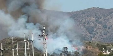Personal de bomberos logró contener un incendio en La Falda.