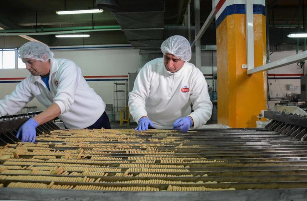 Preocupación en reconocida fábrica de galletitas: le dieron licencia a todos los empleados
