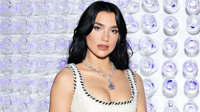 Elegancia todo terreno: el look total black de Dua Lipa que demuestra es una diva.
