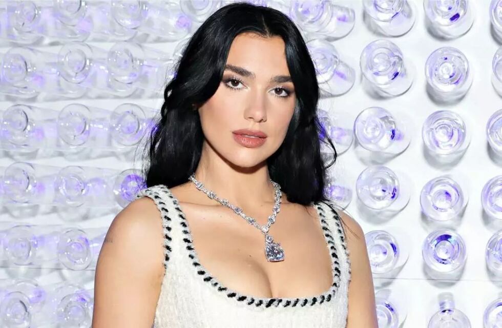 Dua Lipa cautivó a todos con una increíble producción de fotos en la colaboración con Versace: “La vacanza”