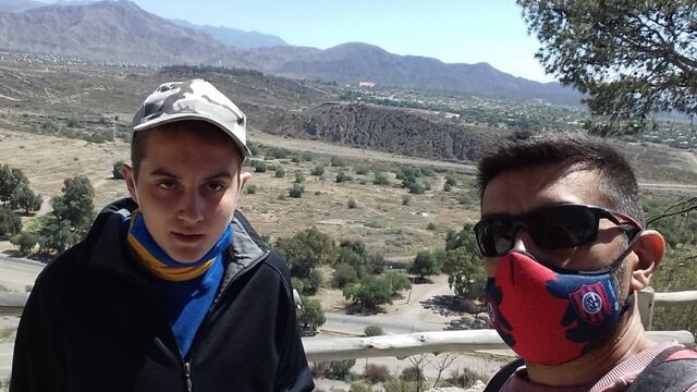 Iván junto al profe Jorge Zanluchi, en una de sus salidas por la ciudad de Mendoza.