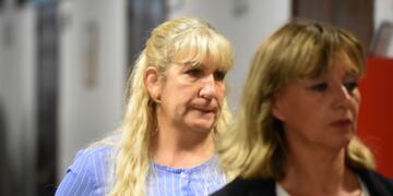 Salen de la sala de audiencias de tribunales Elizabeth Ventura y Mónica Castro, viuda del médico asesinado y la bruja amiga de ésta. Foto: Los Andes.