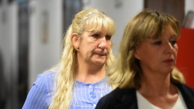 Salen de la sala de audiencias de tribunales Elizabeth Ventura y Mónica Castro, viuda del médico asesinado y la bruja amiga de ésta. Foto: Los Andes.