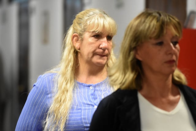 Salen de la sala de audiencias de tribunales Elizabeth Ventura y Mónica Castro, viuda del médico asesinado y la bruja amiga de ésta. Foto: Los Andes.