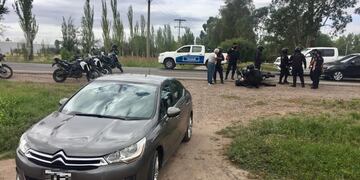 El auto particular realizó una presunta maniobra ilegal y fue embestido por el efectivo policial que iba en su moto. Gentileza El Sol