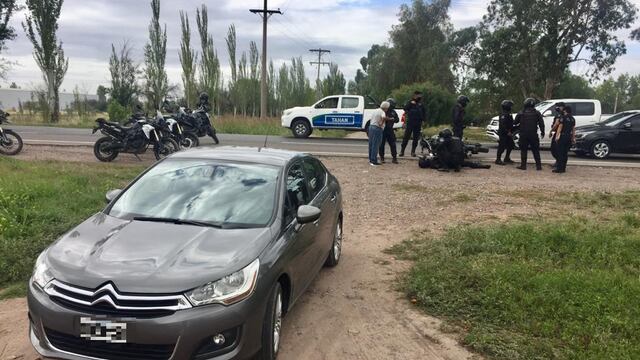 El auto particular realizó una presunta maniobra ilegal y fue embestido por el efectivo policial que iba en su moto. Gentileza El Sol