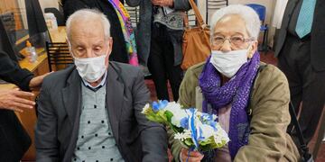 Norberto Máximo Castagnola, de 88 años, y de Irma Nieves Gopar, de 78 muestran orgullosos sus alianzas tras la ceremonia. Gentileza MLH