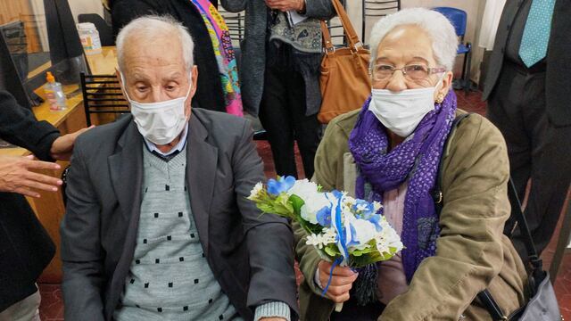 Norberto Máximo Castagnola, de 88 años, y de Irma Nieves Gopar, de 78 muestran orgullosos sus alianzas tras la ceremonia. Gentileza MLH