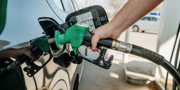 Ruta a la Costa Atlántica: dónde cargar la nafta más barata y evitar pagar de más.