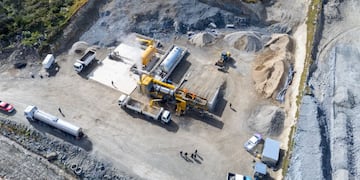 La puesta en marcha de la planta de asfalto optimiza el proceso de producción y colocación del material, beneficiando las obras viales en la ciudad.