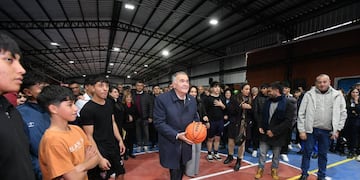 Al inaugurar un centro deportivo para estudiantes en Alderetes