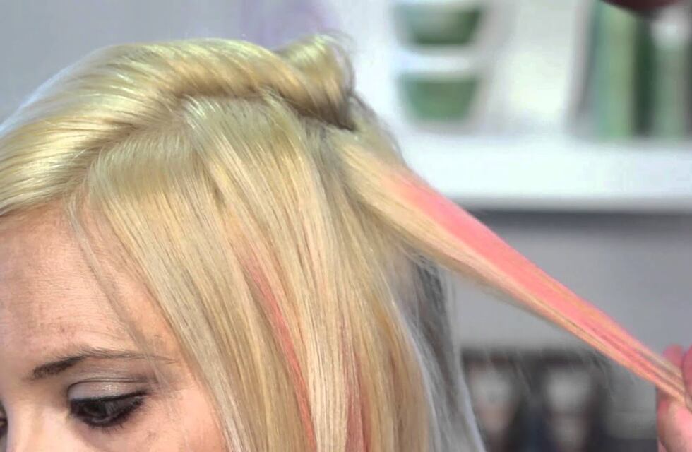 Una peluquería regala un mechón rosado para concientizar sobre el cáncer de mama