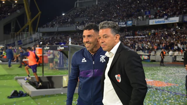 Saludo entre Tevez y Gallardo, antes de la derrota de Talleres frente a River. Y otra vez los nubarrones para la T.