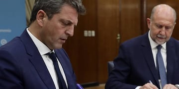 El ex presidente de la Cámara de Diputados firmó el acta de entrega.