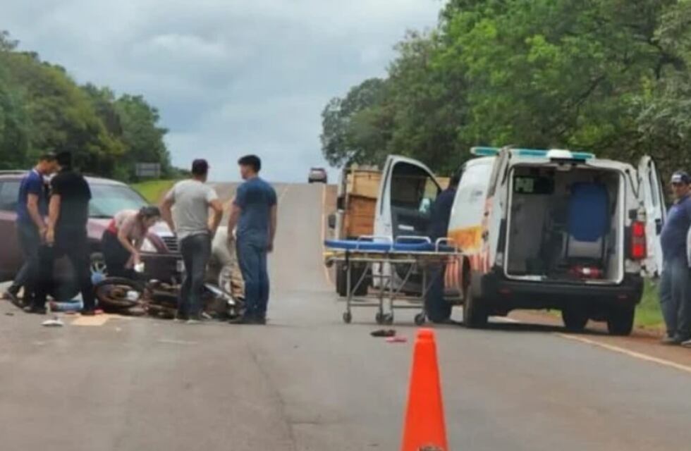 Imprudencia al volante en Montecarlo: tres en motocicleta chocaron contra una camioneta