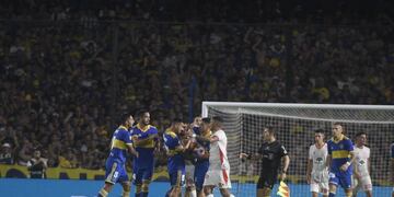 El final del partido entre Boca e Instituto se picó, y hubo polémicas (Federico López Claro / La Voz).