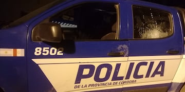 Una de las camionetas atacadas. (Policía)