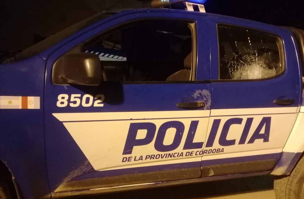 Inseguridad en Córdoba: apedrearon a tres policías durante un arresto en Villa Angelelli II