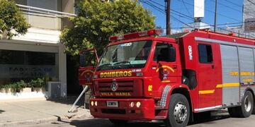 Los bomberos de Villa María actuaron con rapidez, para rescatar a la mujer.
