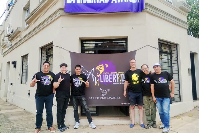 De Izquierda a derecha: Ruben Gonzalo Rodriguez, Cofundador de A LA LIBERTAD (ALL); Agustín Villalba, impulsor del encuentro e integrante destacado de ALL Concordia; Ramiro Maximiliano Rodriguez, Cofundador de ALL; Dr. Ignacio Cabrera, Referente de LLA Concordia y miembro esencial de esta construcción; Omar Cabrol, integrante de la Mesa Chica de ALL Paraná y José Garbarino, Corresponsable de Medios de ALL Paraná.