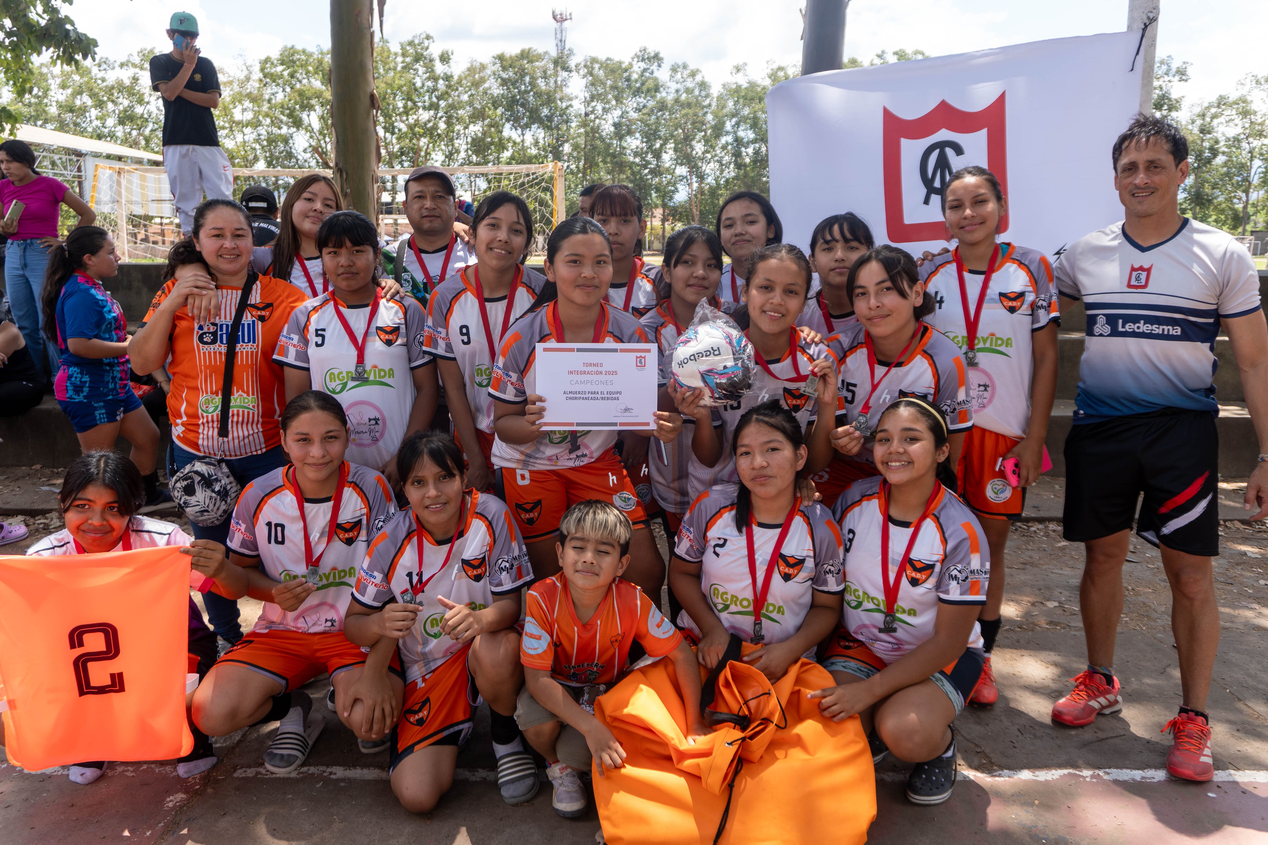 El equipo femenino del Club Atlético Defensores de Yuto categoría 10/11/12 se consagró campeón en el torneo jugado en Libertador.