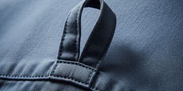 No es decorativo: para qué sirve el aro en la parte de atrás de las camisas