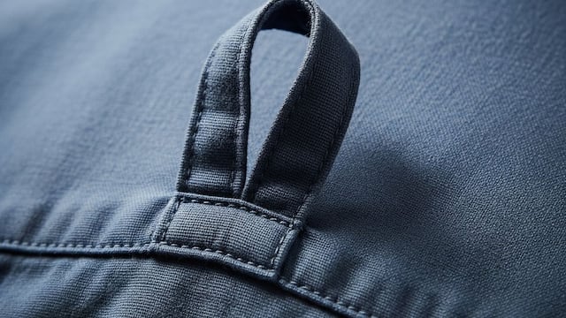 No es decorativo: para qué sirve el aro en la parte de atrás de las camisas