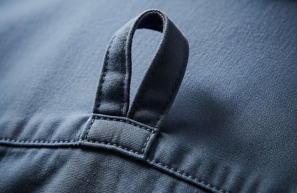 No es decorativo: para qué sirve el aro en la parte de atrás de las camisas