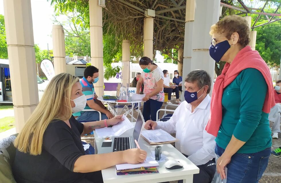 Gran convocatoria de vecinos para trámites de PAMI y ANSES en Rafaela en Acción