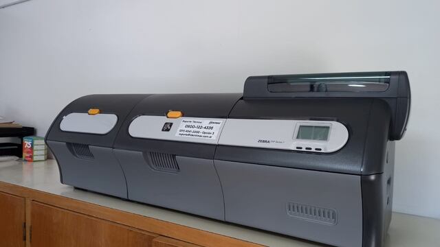Llegó una impresora de carné de licencia de conducir