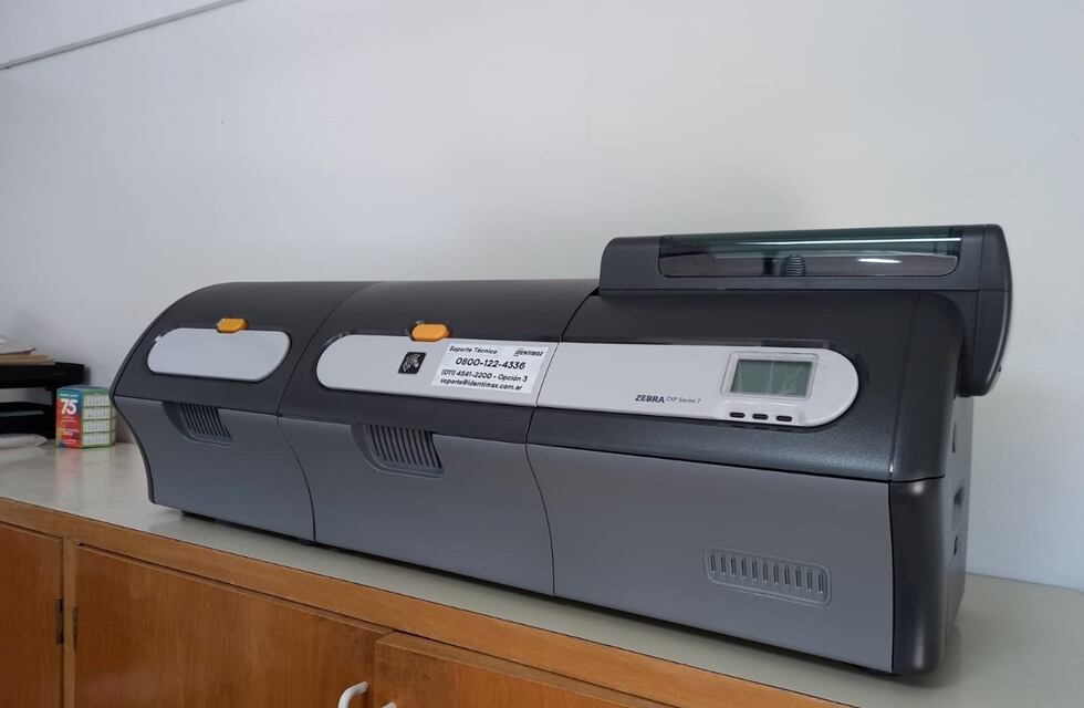 Llegó una impresora de carnets para las licencias de conducir