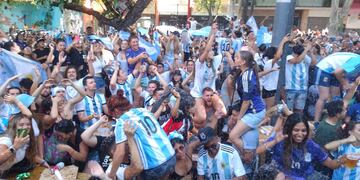Los mendocinos celebran en la calle el pase de la selección argentina a la final del Mundial de Qatar. Foto: Mariana Villa / Los Andes